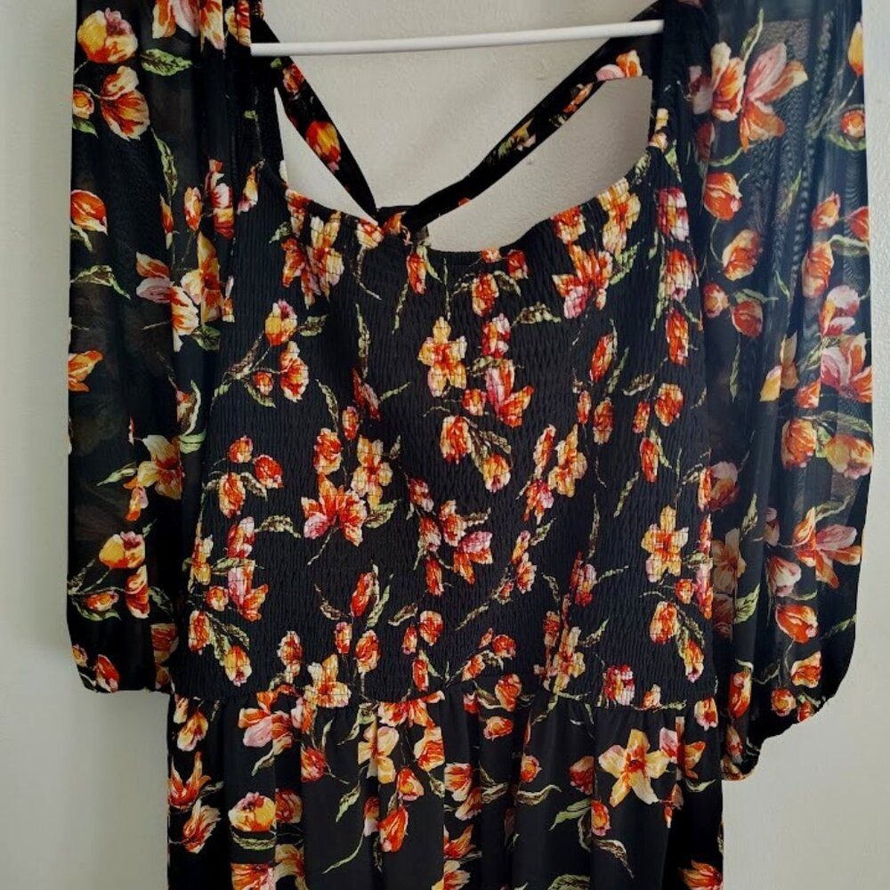 Siren Lily top. Black and floral, size 2x.